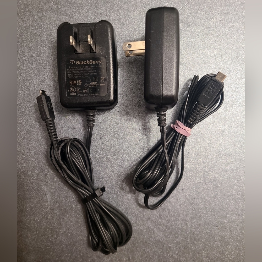 AC Wall Power USB Micro-B Cellphone Charger Adapter (5V, 700mA)